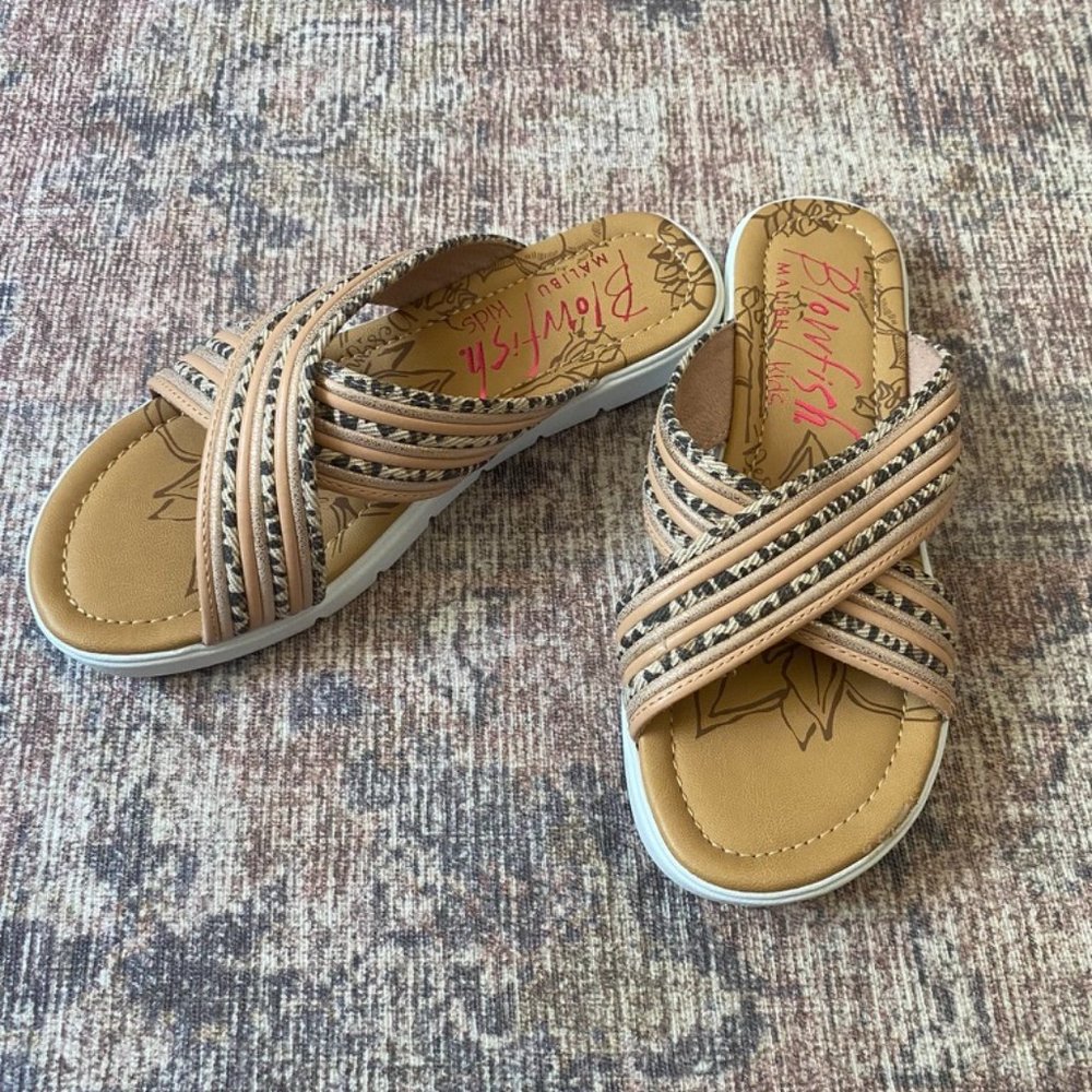 Blowfish Malibu Kids Boho Tan Woven Crisscross Slide Sandals‎ Size 4